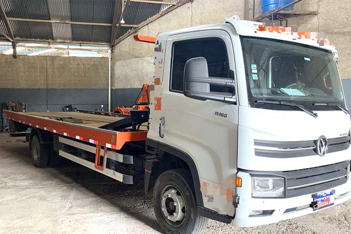 Caminhão-plataforma utilizado para socorro de veículos