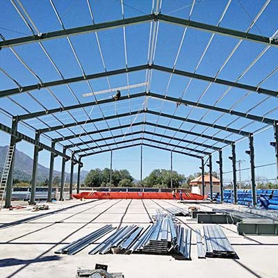 Estruturas metálicas para barracões Estrutura metálica para barracão em construção