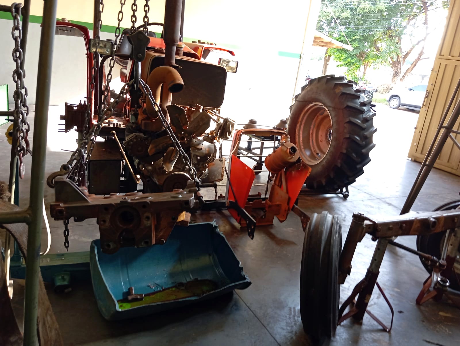 Reparo de conjunto mecânico de trator Conjunto mecânico de trator suspenso