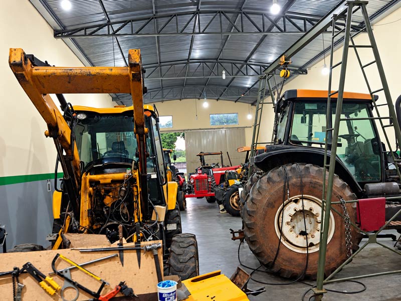 Manutenção de máquinas e implementos agrícolas Máquina agrícola em manutenção na oficina
