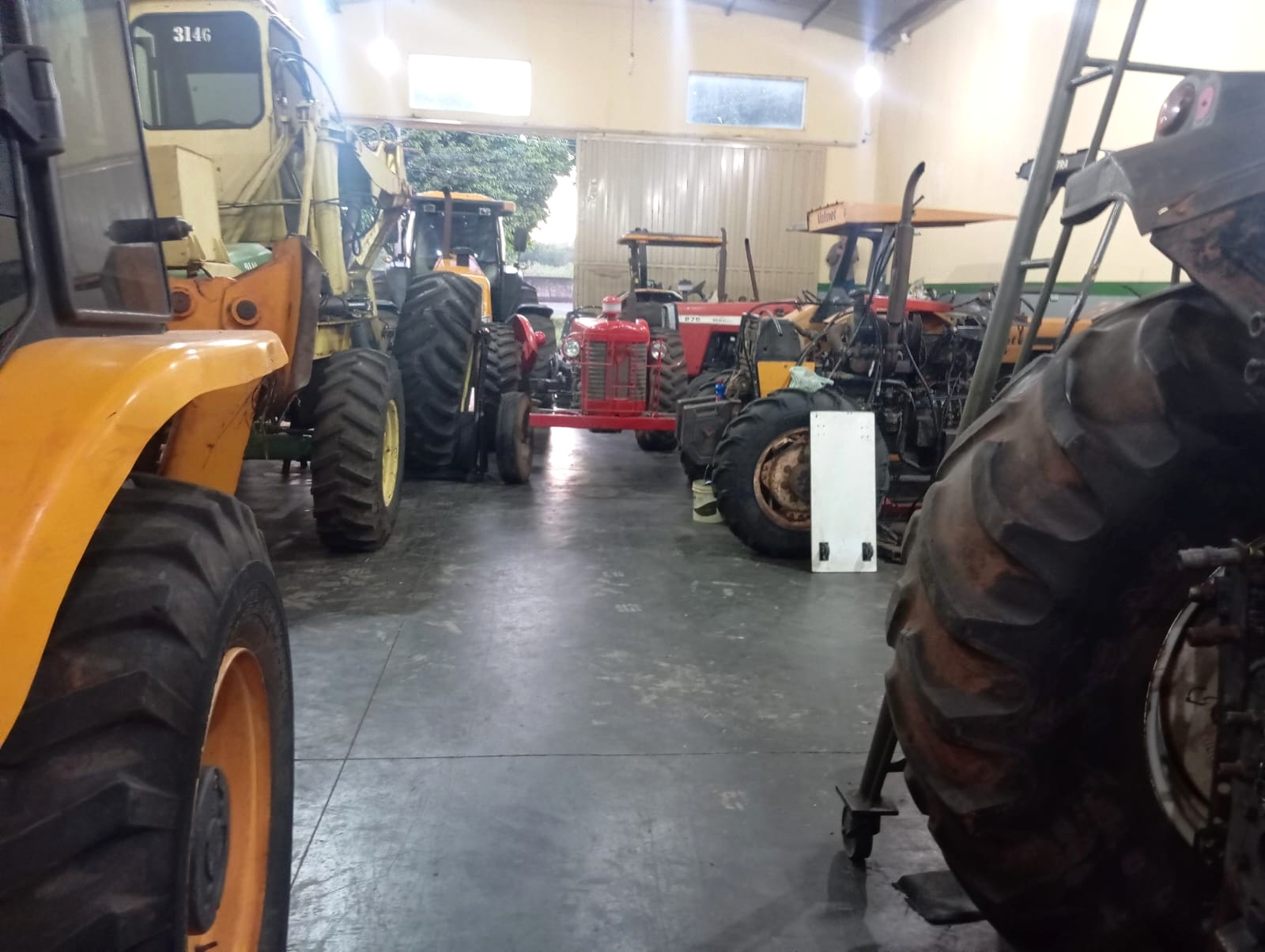 Máquinas agrícolas em manutenção Máquinas agrícolas dentro da oficina