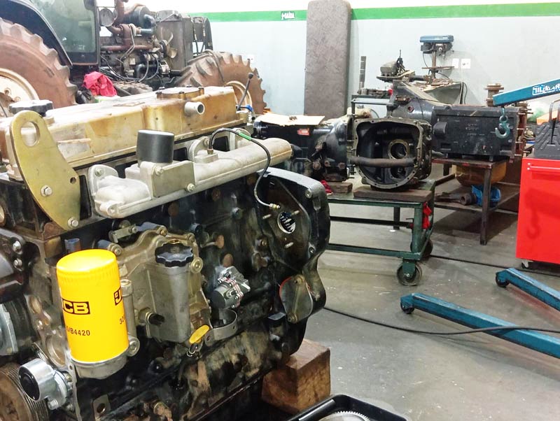 Conserto de motor diesel de trator Motor diesel de trator em bancada de manutenção