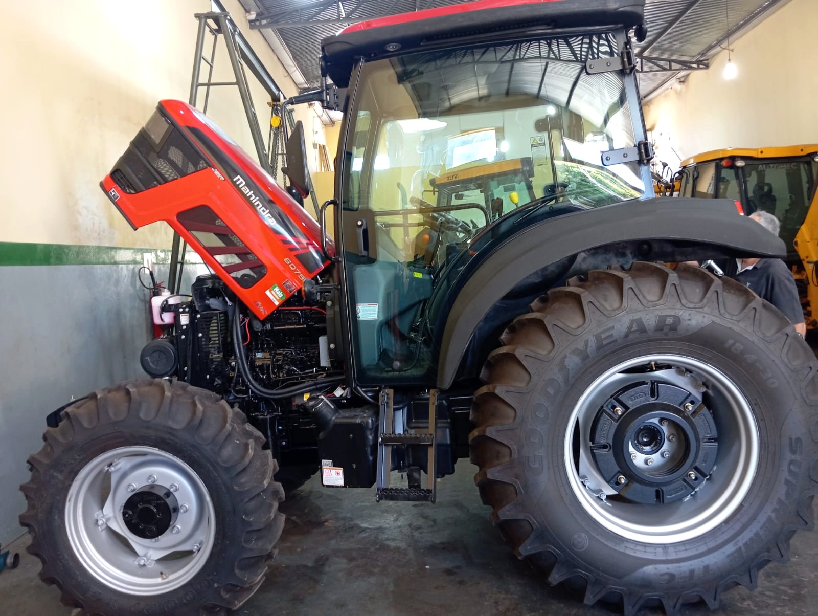Trator agrícola em revisão Trator agrícola vermelho na oficina