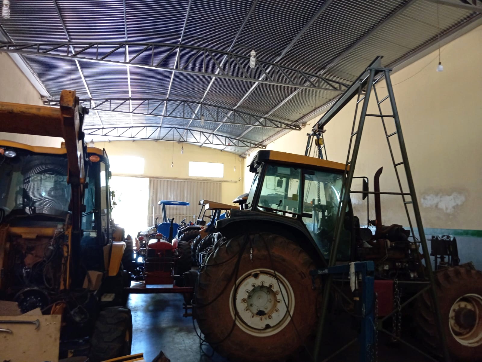 Trator agrícola em reparo Trator agrícola posicionado para reparo