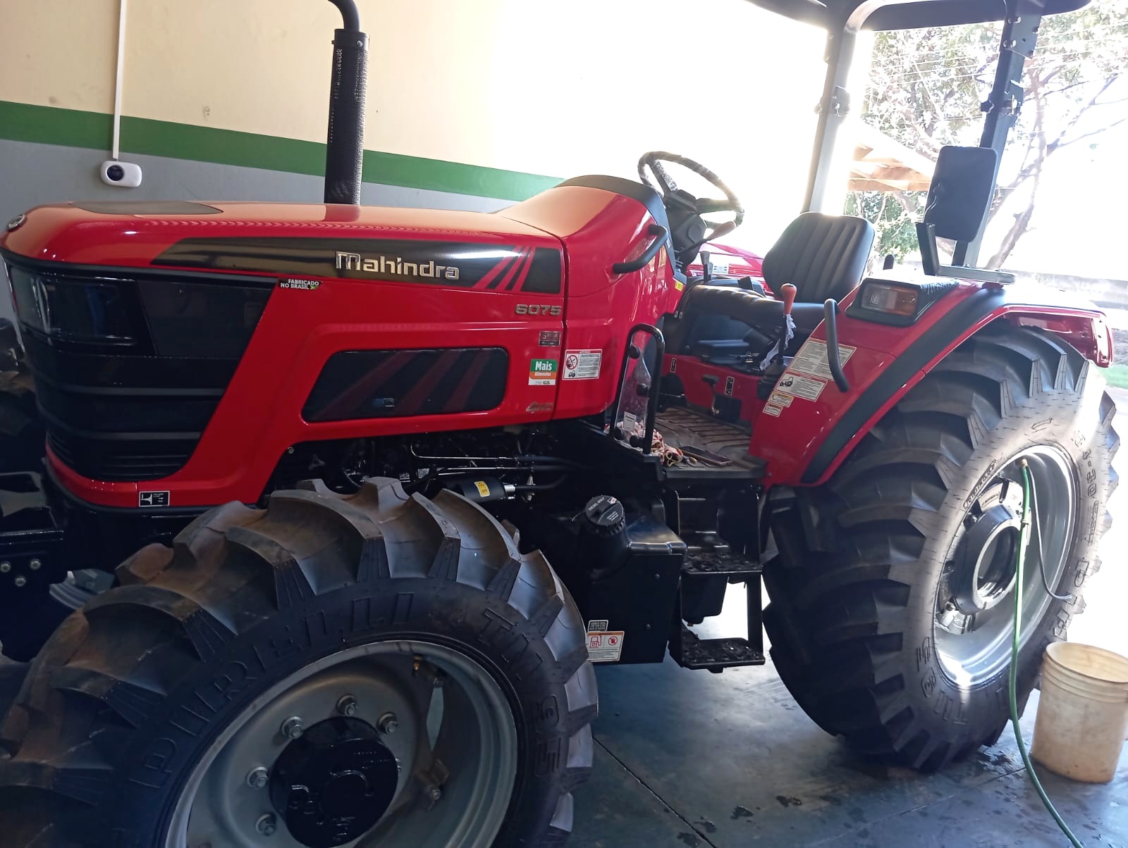 Manutenção de trator Mahindra Trator Mahindra em manutenção
