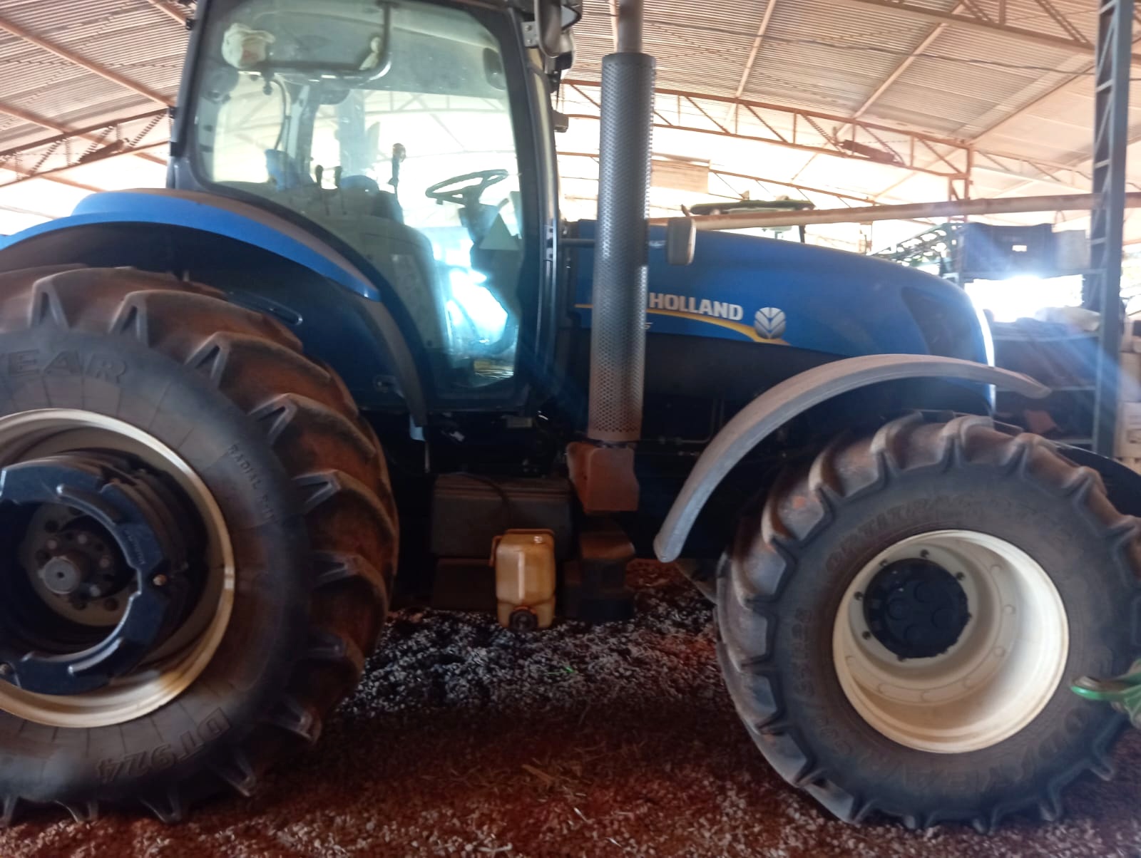 Trator New Holland na oficina Trator New Holland na oficina