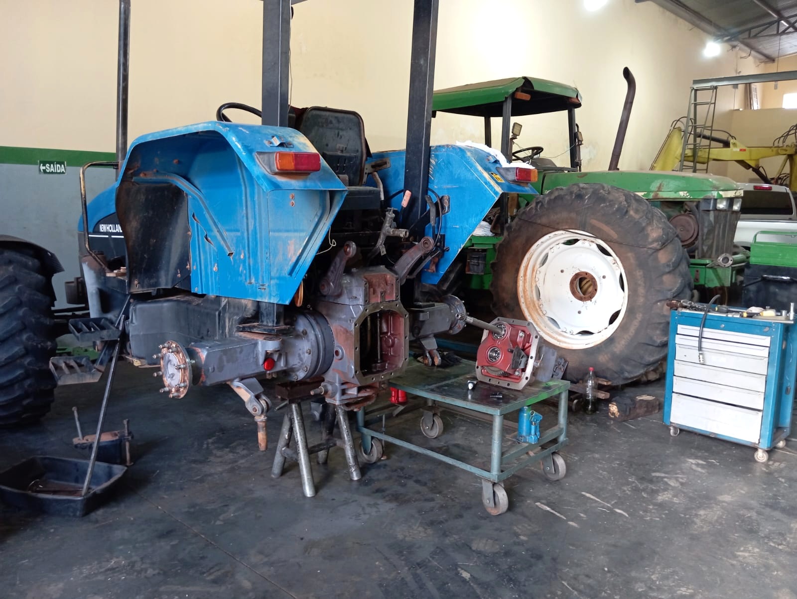 Reparo de trator New Holland Trator New Holland desmontado para reparo