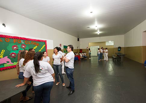 Alunos reunidos no pátio interno do IEA