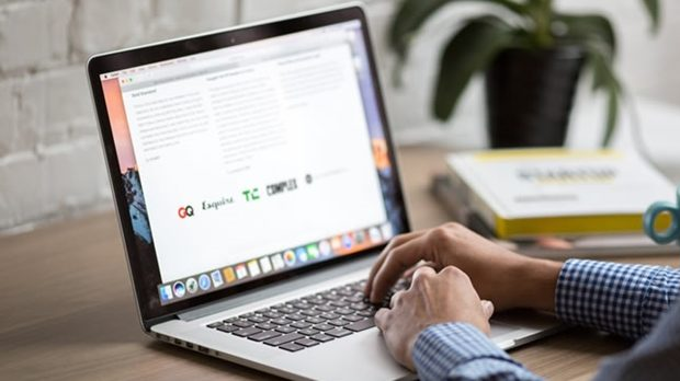 Pessoa estudando em um notebook com a plataforma de ensino aberta