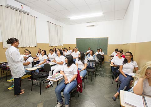 Professora conduzindo aula para alunas em sala do IEA