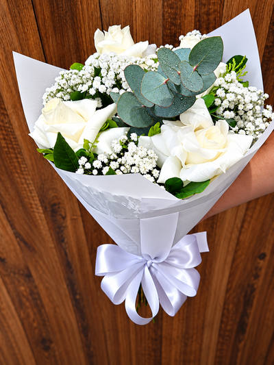 Buquê branco com rosas, eucalipto e laço de cetim