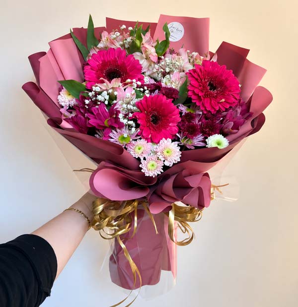 Buquê com flores variadas em tons de rosa do Ateliê Jardim em Box