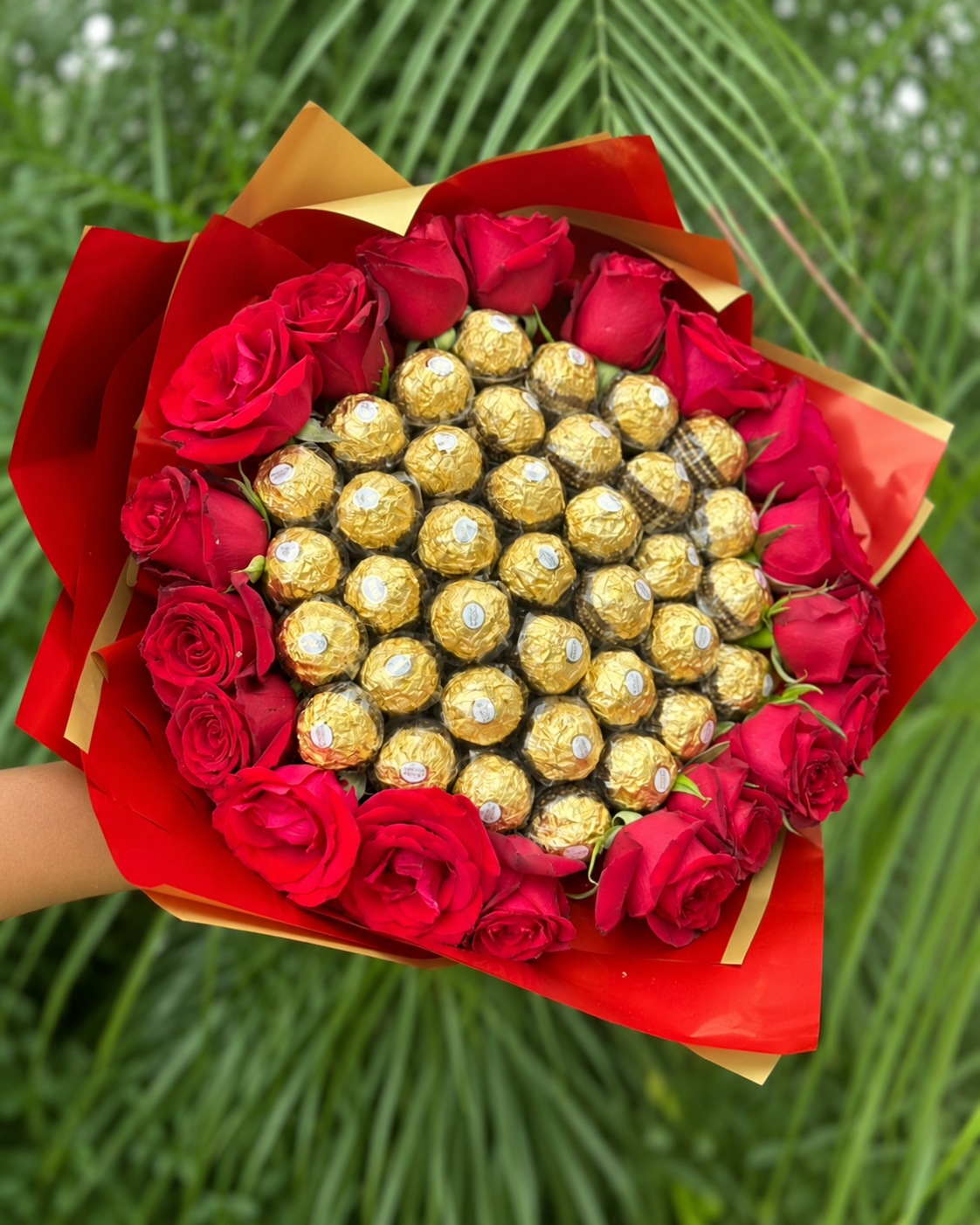 Buquê de rosas vermelhas combinado com chocolates