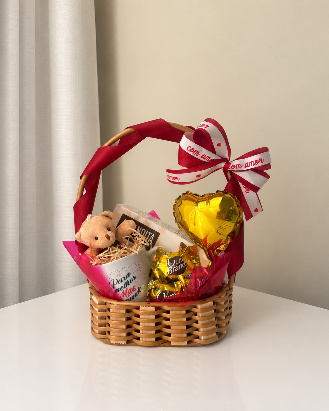Cesta para presente com caneca, ursinho, chocolates e balão