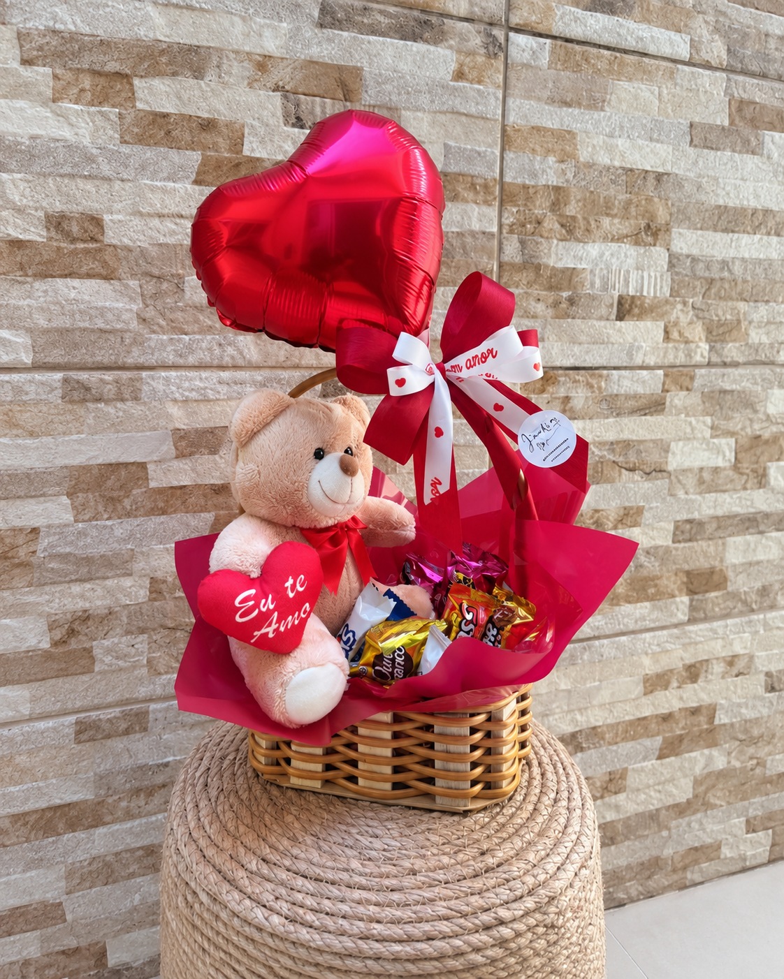 Cesta para presente com ursinho, balão e chocolates