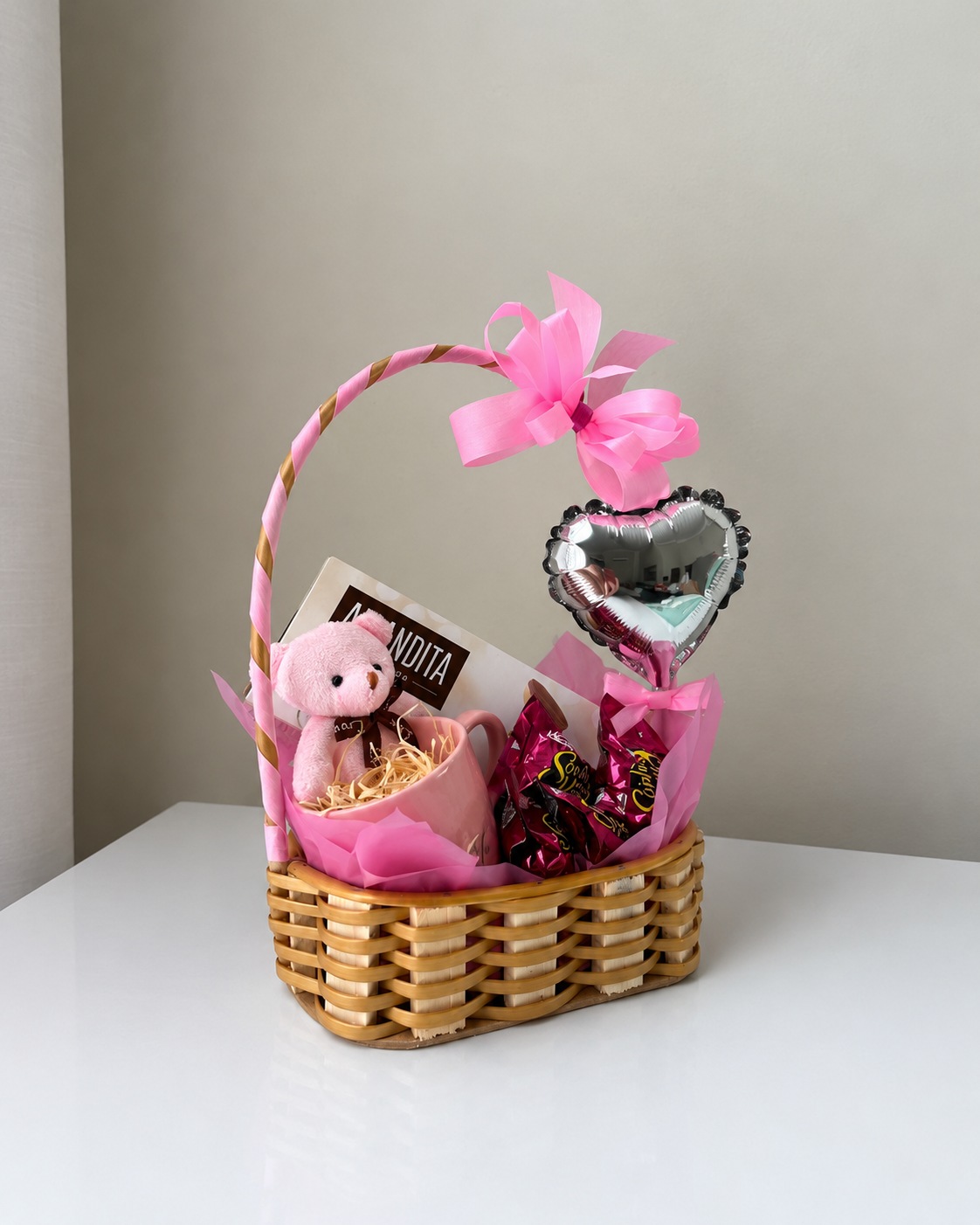 Cesta para presente com ursinho e chocolates