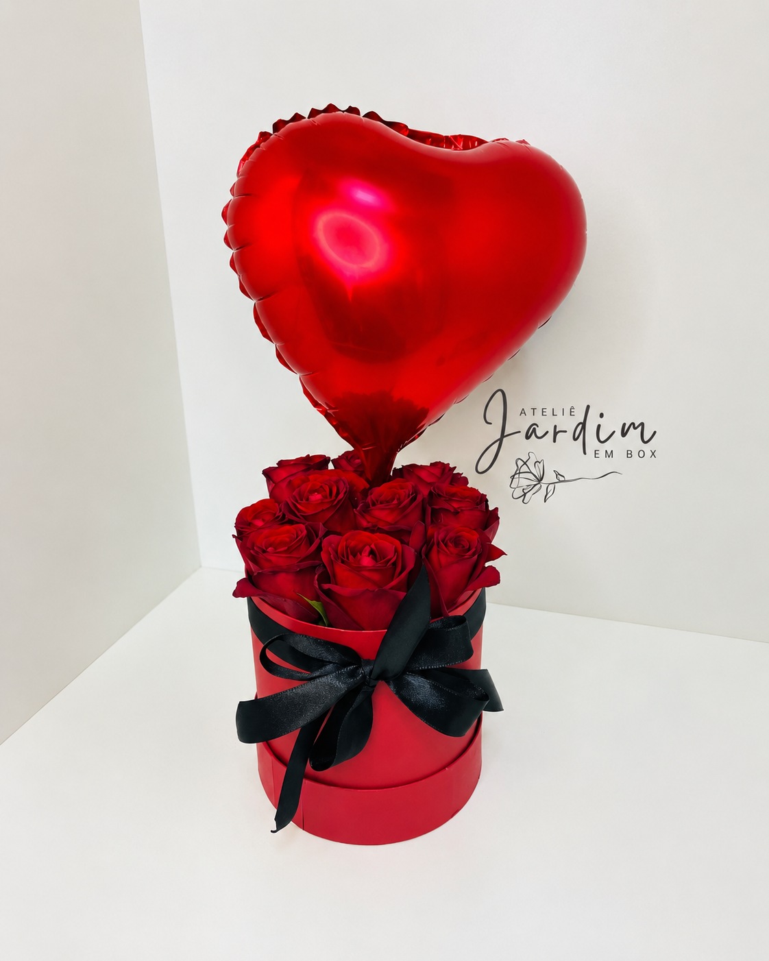 Flores em box com rosas vermelhas e balão
