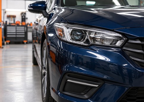 Representação de farol e para-choque de automóvel azul
