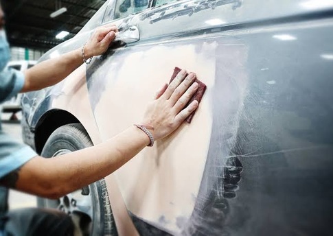 Preparação da lataria com lixamento para pintura automotiva