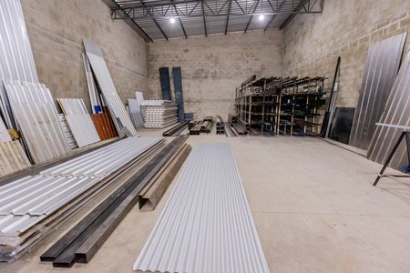 Visão interna do estoque de materiais da Zucom Ferragens Visão interna do estoque de materiais da Zucom Ferragens