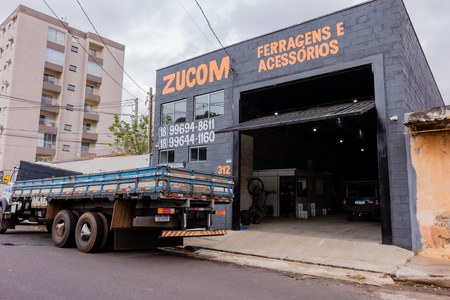 Fachada da Zucom Ferragens e Acessórios em Araçatuba Fachada da Zucom Ferragens e Acessórios em Araçatuba